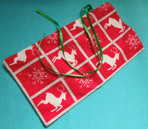 Christmas cloth bag to alternative to holiday gift wrap and packaging 