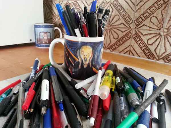 Scream Mug with Disposable Ballpoint Pens 