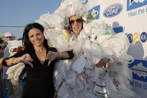 Celebrity Julia Louis-Dreyfus supports the environment and says no to plastic bags