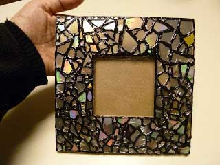 You can turn old CDs into great gifts like this photo frame (Image: makeiteasycrafts.com)