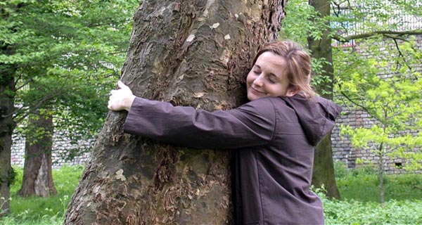 Image of a girl hugging a tree.  (Image: http://www.thesun.co.uk)