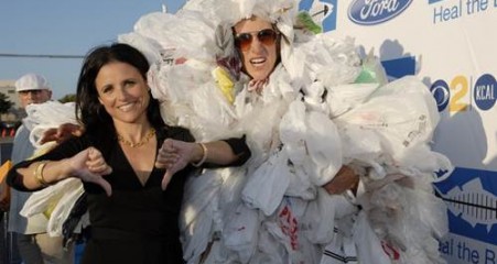 Celebrity Julia Louis-Dreyfus supports the environment and says no to plastic bags